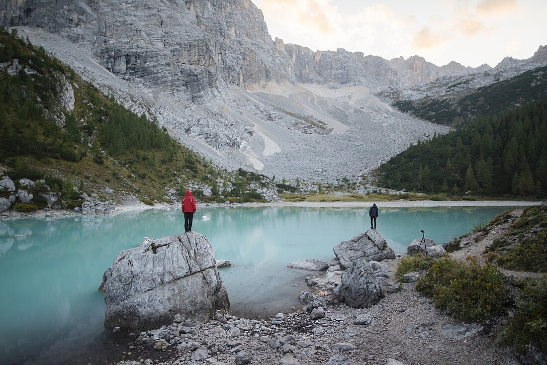 Italien, Südtirol, Cortina d Ampezzo, Sorapis-See, Männer stehen auf Felsformationen mit Blick auf die Aussicht