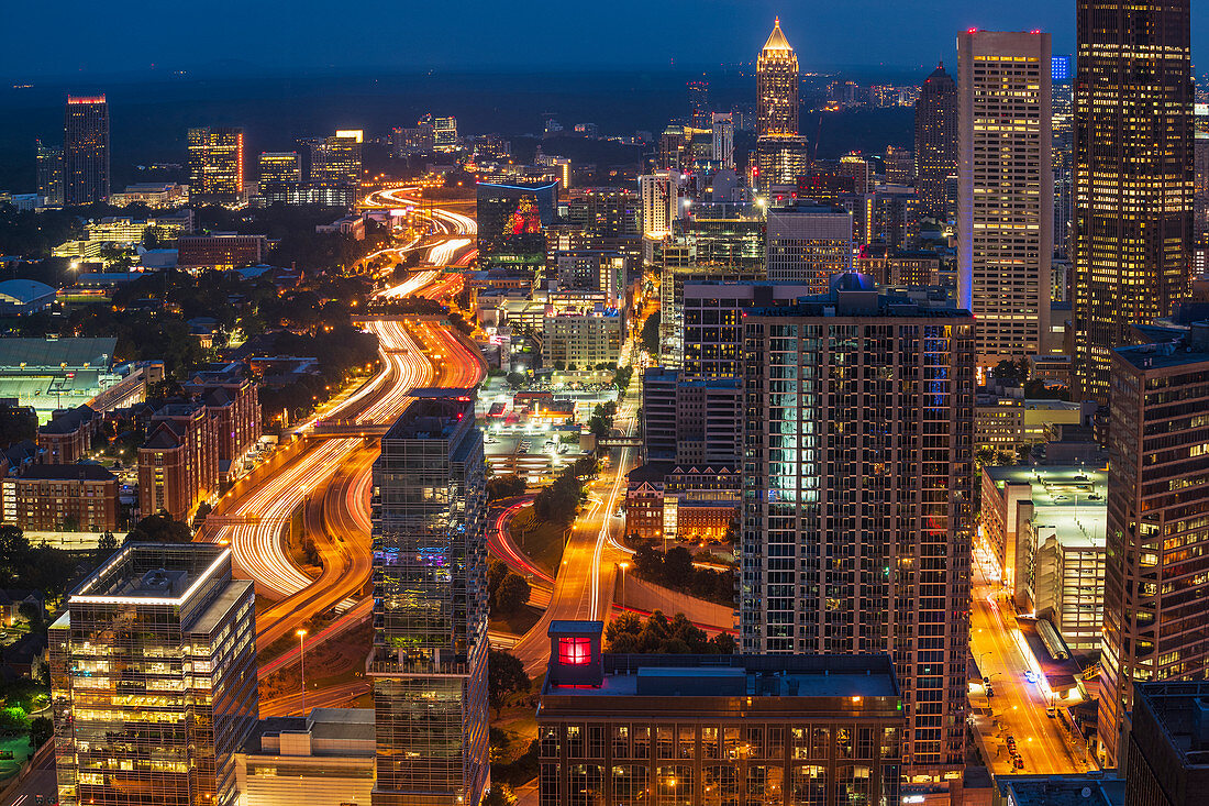 USA, Georgia, Atlanta, Downtown-Architektur in der Abenddämmerung