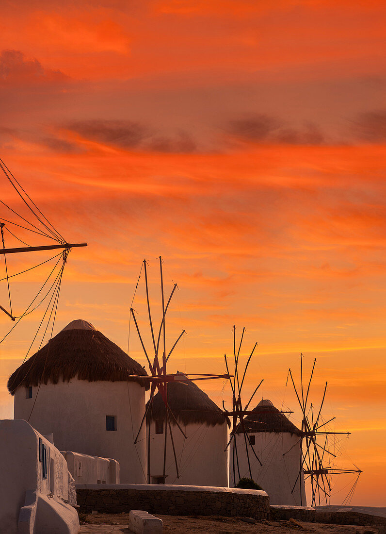 Griechenland, Kykladen, Mykonos, Chora, weiß getünchte Windmühlen gegen Sonnenuntergang sky