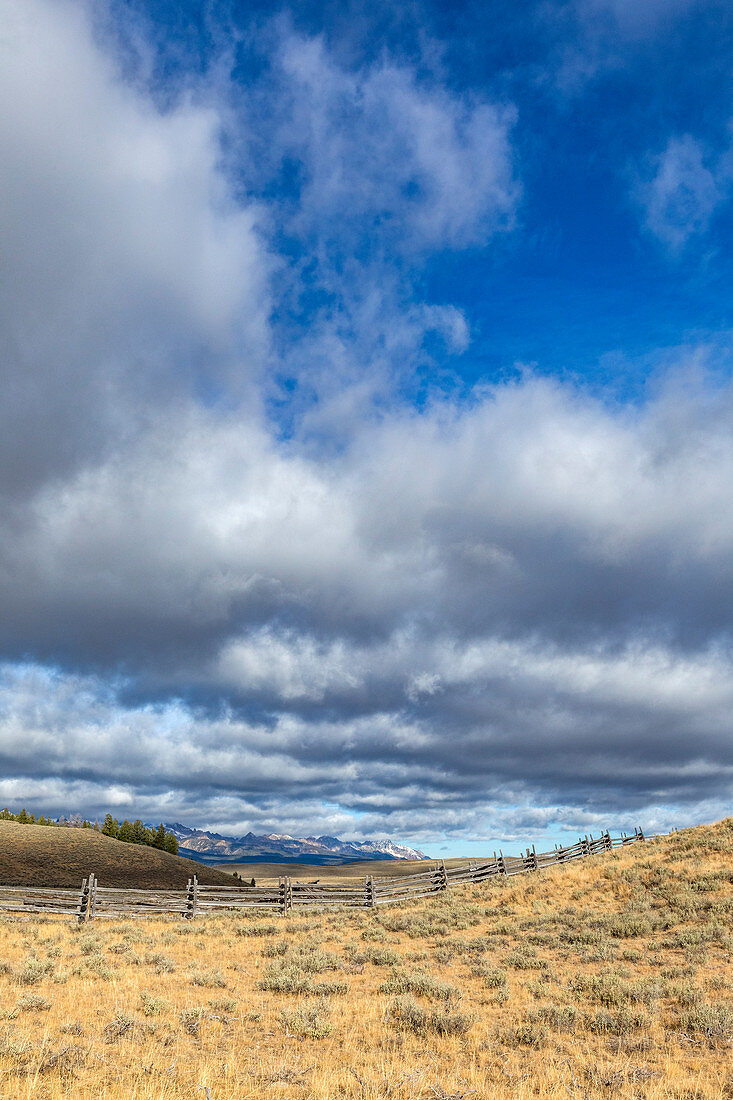 USA, Idaho, Stanley, Ranch Landschaft mit Wolken und Bergen in der Ferne