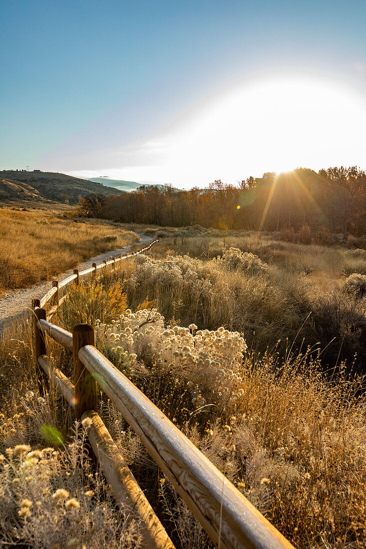 USA, Idaho, Boise, Weg entlang Zaun in Military Reserve Landschaft