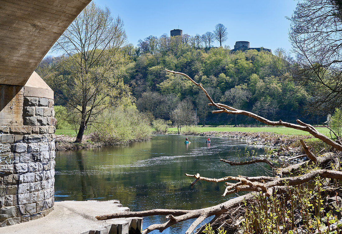 Zwei Paddler im Fluss vor der Burg, Stadt Blankenberg, Deutschland