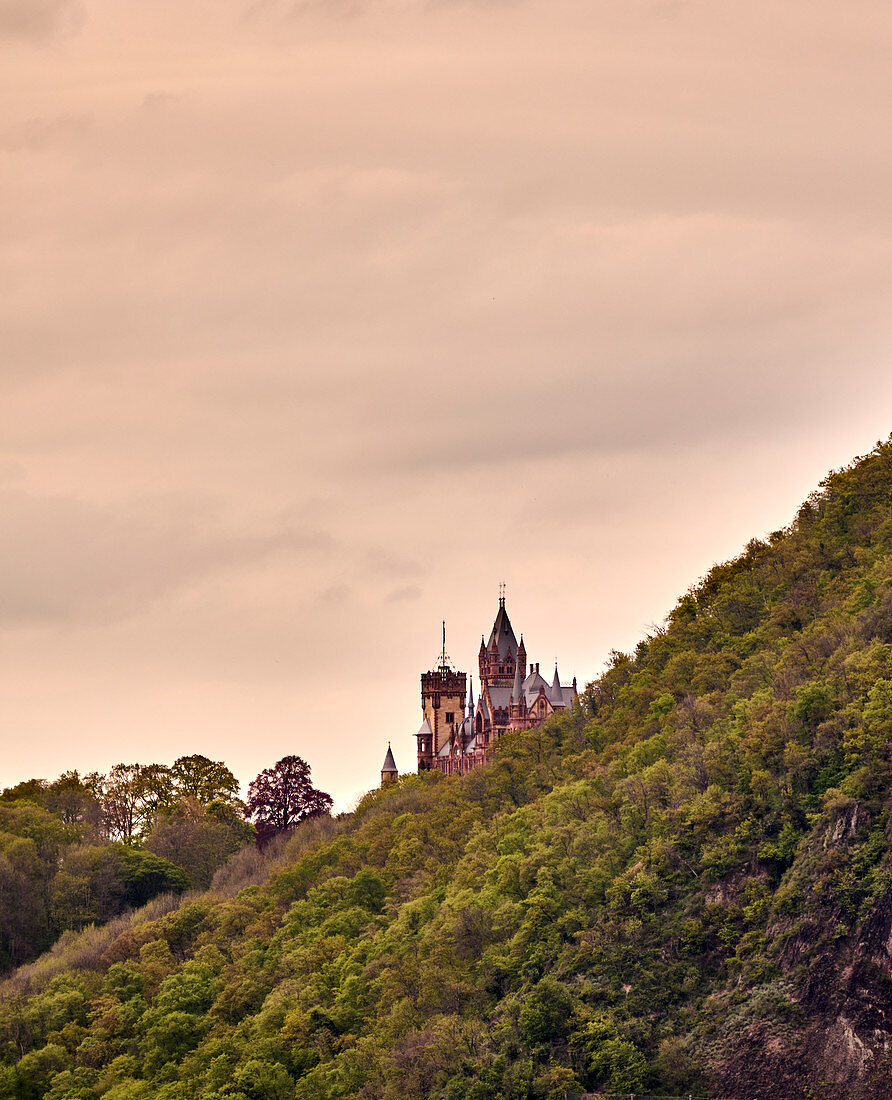 Blick über das Siebengebirge zum Schloss Drachenburg, Königswinter, Nordrhein-Westfalen, Deutschland