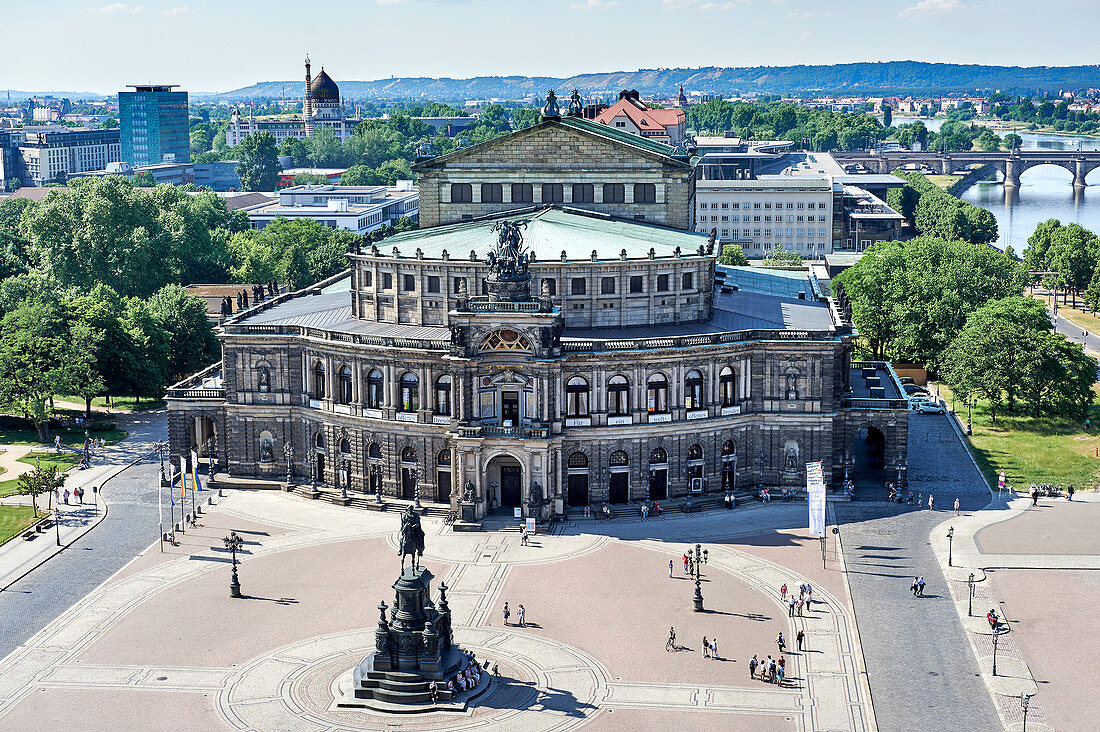 Blick über die Dächer der Semperoper in Dresden, Deutschland