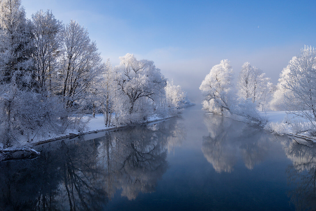 Blick auf die Loisach am Kochelsee im Winter, Kochel am See, Bayern, Deutschland, Europa  