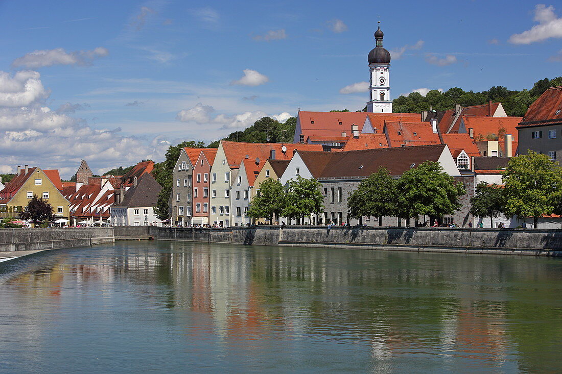 Blick auf die Altstadt von Landsberg am Lech, im Vordergrund der Lechwehr, Oberbayern, Bayern, Deutschland