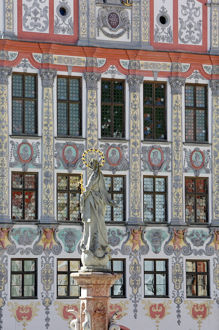 Hauptplatz mit dem Marienbrunnen und der Fassade des Rathauses von Dominikus Zimmermann, Landsberg am Lech, Oberbayern, Bayern, Deutschland