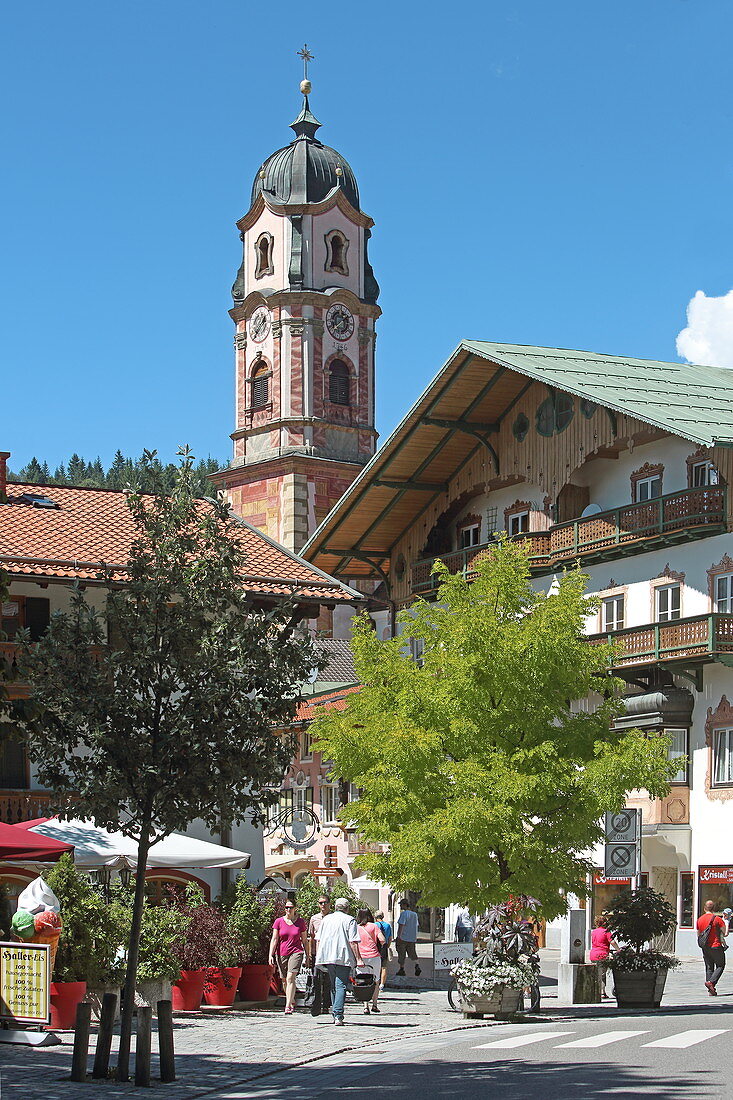 Obermarkt with a view of the Church of St. Peter and Paul, Mittenwald, Upper Bavaria, Bavaria, Germany