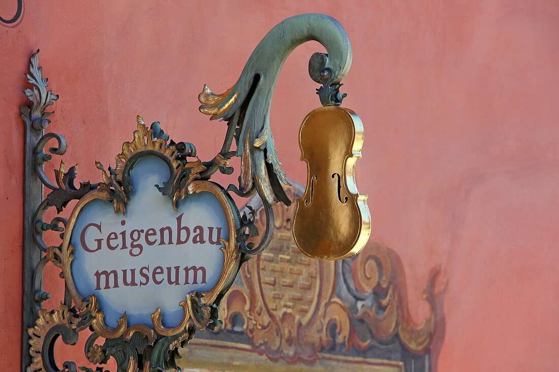 Schild des Geigenbaumuseums in Mittenwald, Oberbayern, Bayern, Deutschland