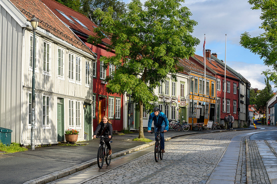 Fahrradfahrer im ehemaligem Arbeiterviertel Möllenberg, Trondheim, Norwegen
