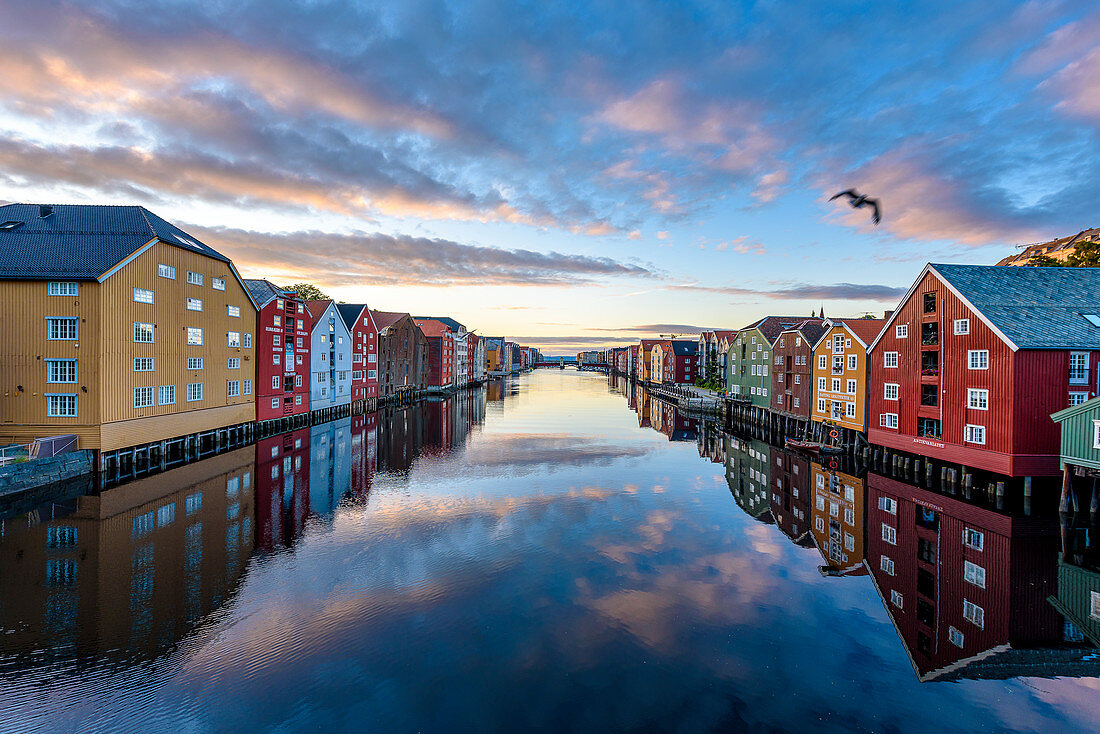 Alte Lagerhäuser entlang der Nidelva, Trondheim, Norwegen