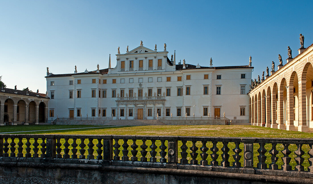 Die prächtige Barockfassade der Villa Manin aus dem 17. Jahrhundert in Passariano di Codroipo in der Provinz Udine, Friaul-Julisch Venetien, Italien