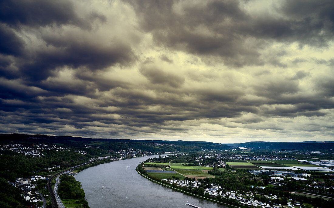 Gewitterstimmung über der Erpeler Ley mit Blick auf die Eifel im Hintergund, Erpel, Rheinland-Pfalz, Deutschland