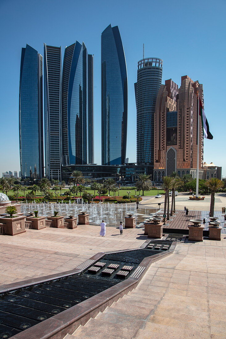 Wolkenkratzer gesehen vom Brunnen unterhalb des Emirates Palace Hotel, Abu Dhabi, Vereinigte Arabische Emirate, Naher Osten