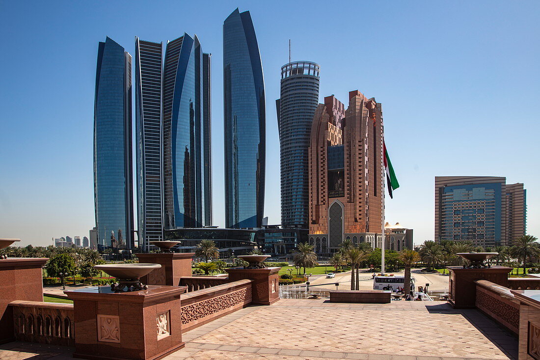 Wolkenkratzer gesehen vom Eingang zum Emirates Palace Hotel, Abu Dhabi, Vereinigte Arabische Emirate, Naher Osten