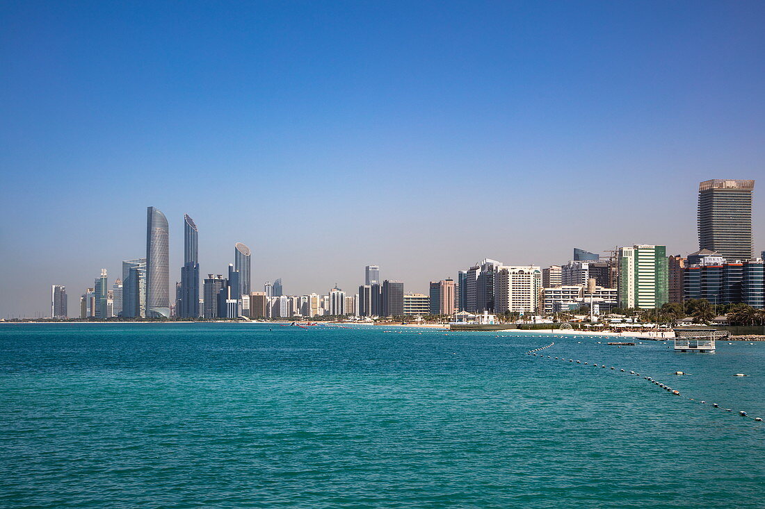 Skyline der Stadt vom Strand beim Heritage Village gesehen, Abu Dhabi, Abu Dhabi, Vereinigte Arabische Emirate, Naher Osten