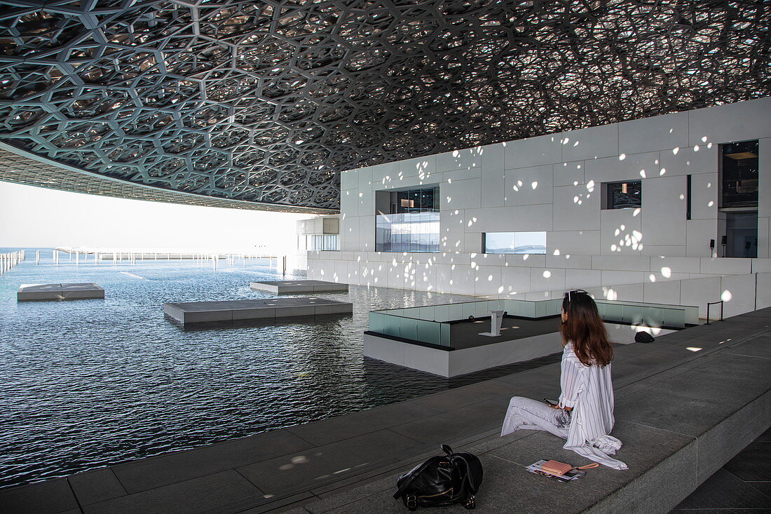 Frau bewundert Architektur des Louvre Abu Dhabi Museum, Abu Dhabi, Abu Dhabi, Vereinigte Arabische Emirate, Naher Osten