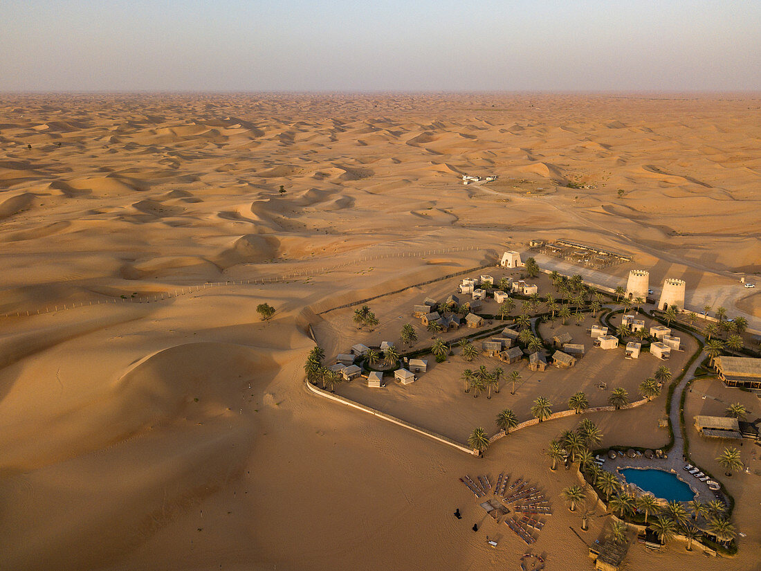Luftaufnahme des Arabian Nights Village Wüstenresorts inmitten von Dünen, Arabian Nights Village, Razeen Area of Al Khatim, Abu Dhabi, Vereinigte Arabische Emirate, Naher Osten