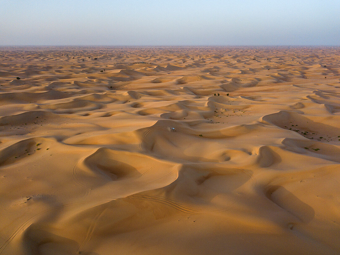 Luftaufnahme eines Allradfahrzeugs in Dünen während eines "Dune Bashing"-Ausflugs in der Wüste, Arabian Nights Village, Razeen Area von Al Khatim, Abu Dhabi, Vereinigte Arabische Emirate, Naher Osten