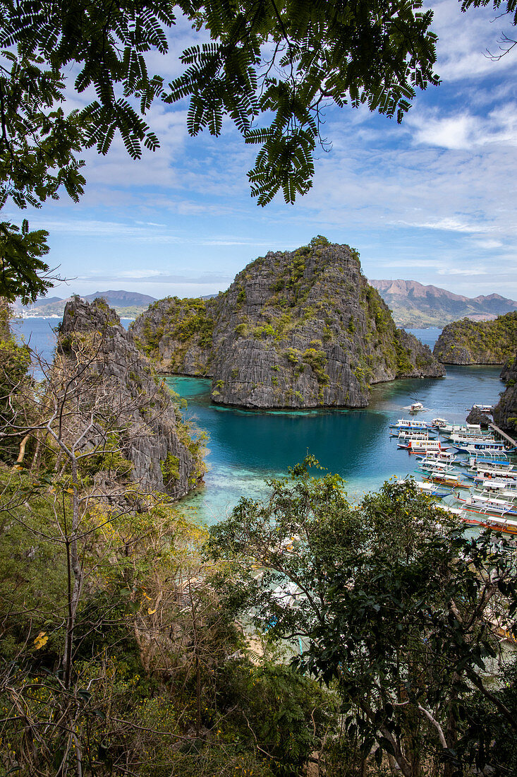 Blick von der Aussichtsplattform auf dem Weg zum Kayangan-See auf traditionelle philippinische Banca Auslegerkanus, die in der Lagune vertäut sind, nahe Kayangan-See, Banuang Daan, Coron, Palawan, Philippinen, Asien