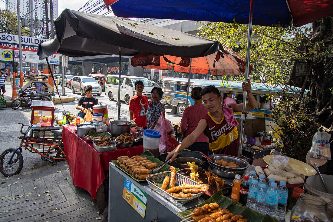 Verkaufsstand für Street Food in der Innenstadt, Manila, National Capital Region, Philippinen, Asien