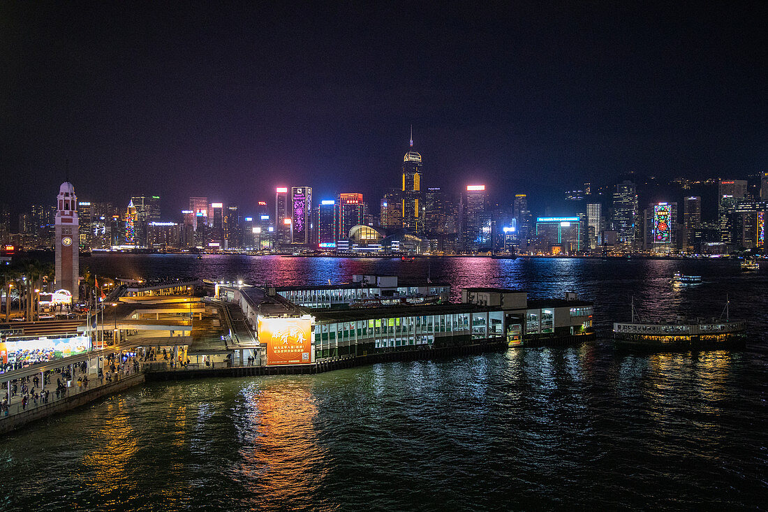 Hong Kong Cruise Terminal mit Skyline der Stadt bei Nacht, Hong Kong, Hong Kong, China, Asien