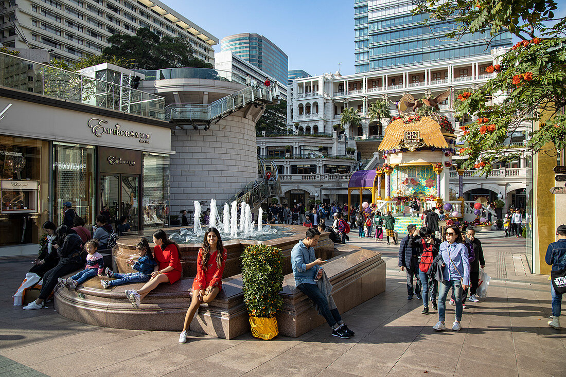 Menschen entspannen sich im Innenhof des 1881 Heritage Shopping Complex in Kowloon, Hong Kong, Hong Kong, China, Asien