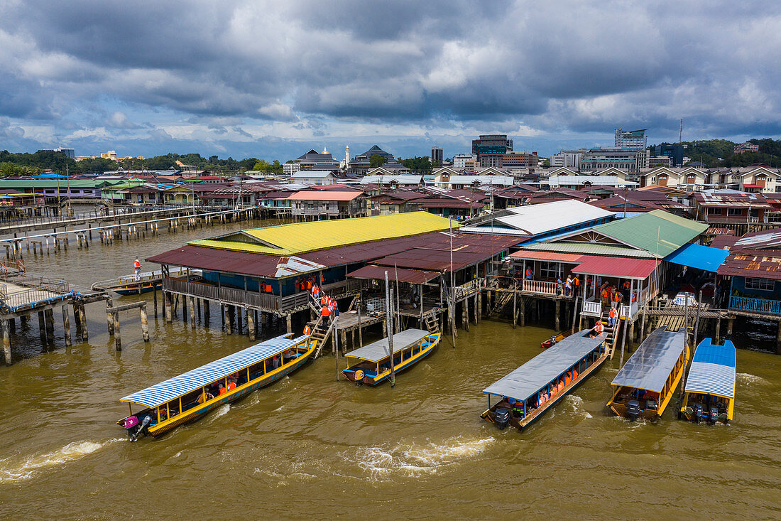 Luftaufnahme von Touristenbooten, die im schwimmenden Dorf Kampong Ayer anlanden, Sungai Kebun, Bandar Seri Begawan, Brunei-Muara District, Brunei, Asien