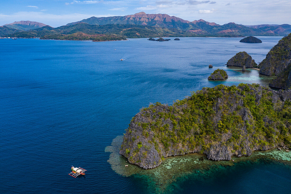 Luftaufnahme von traditionellem philippinischen Banca Auslegerkanus vor Küste auf der Insel Coron, Banuang Daan, Coron, Palawan, Philippinen, Asien