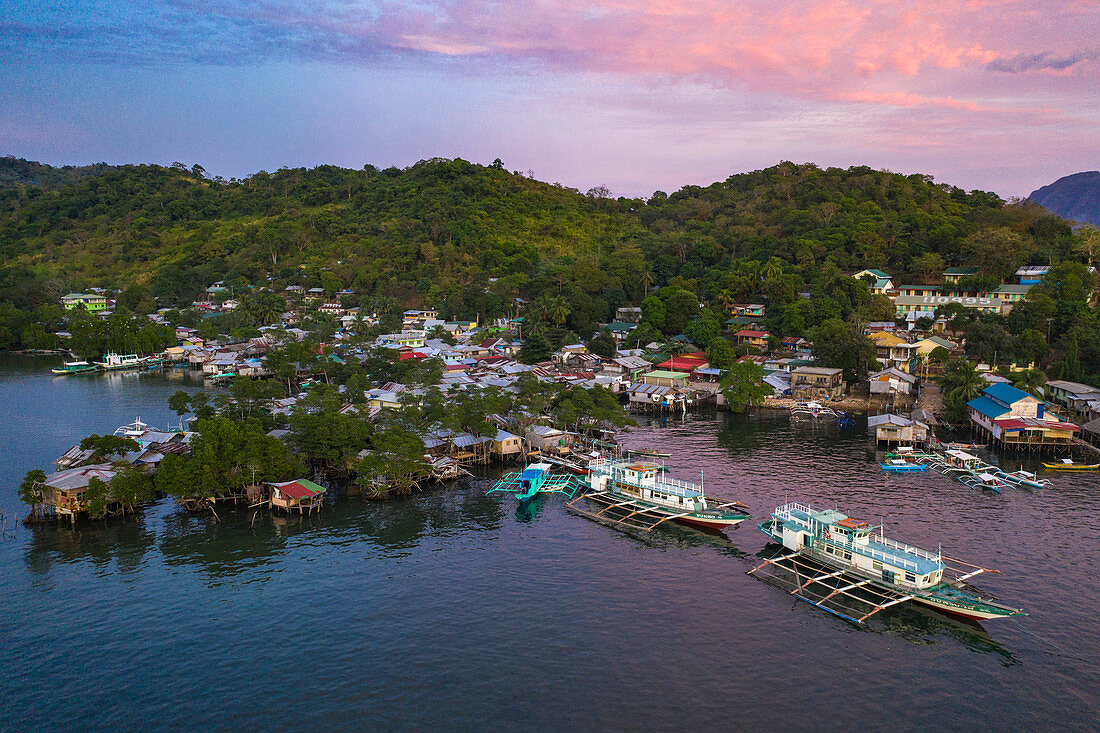 Luftaufnahme von Häusern auf Stelzen und traditionellen philippinischen Banca Auslegerkanus, Barangay II, Coron, Palawan, Philippinen, Asien