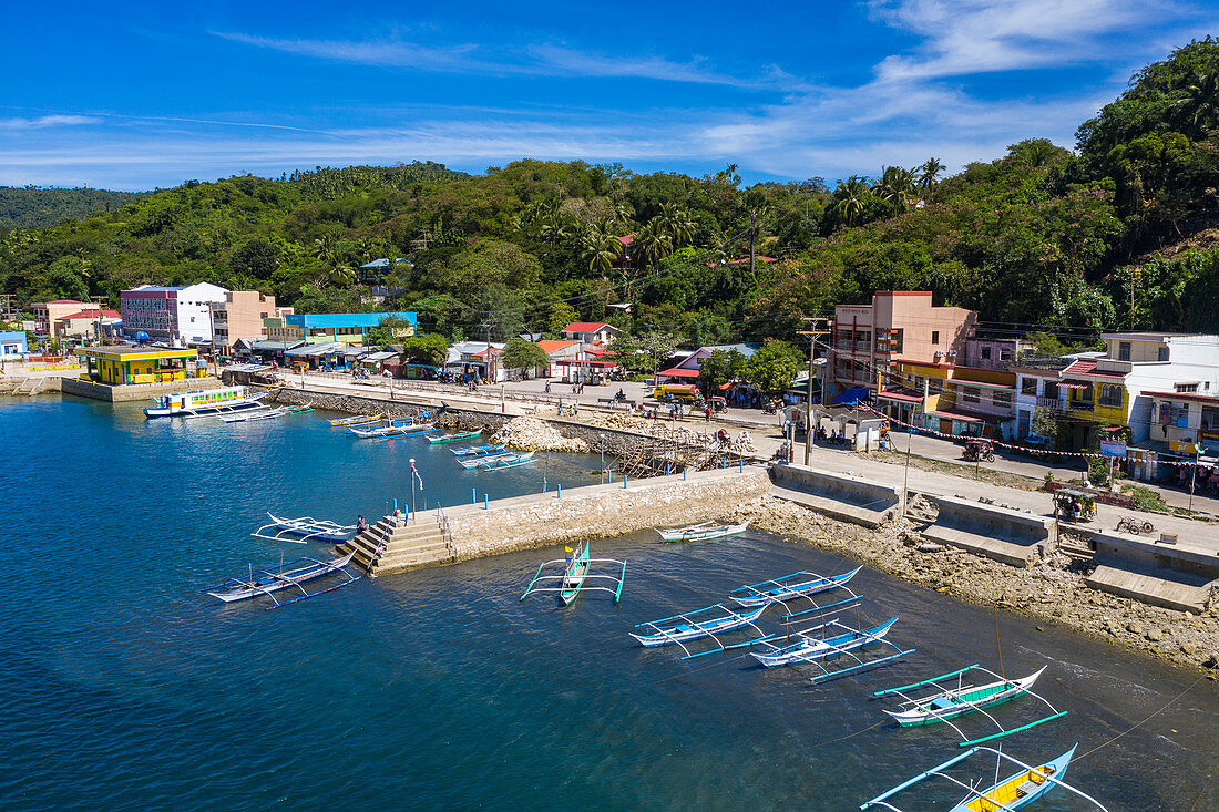 Luftaufnahme von traditionellen philippinischen Banca Auslegerkanus und Hafengebiet, Barangay I, Romblon, Romblon, Philippinen, Asien