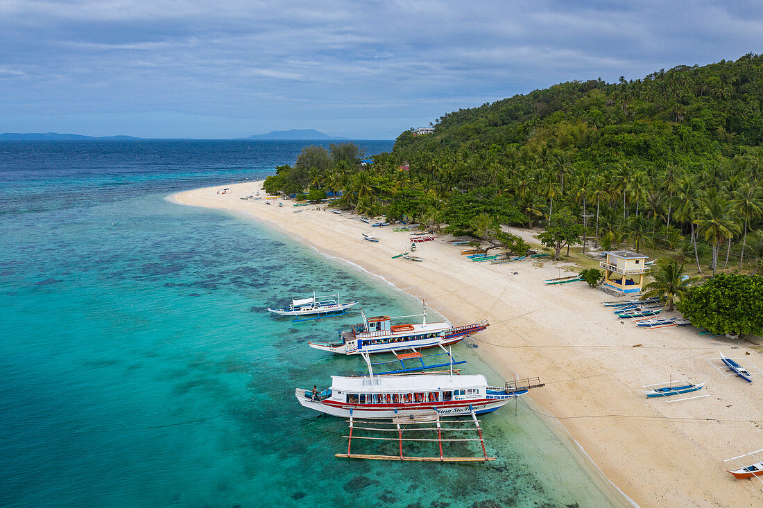 Luftaufnahme von traditionellen philippinischen Banca Auslegerkanus am Strand von Nagosa, Cobrador Island, Romblon, Romblon, Philippinen, Asien