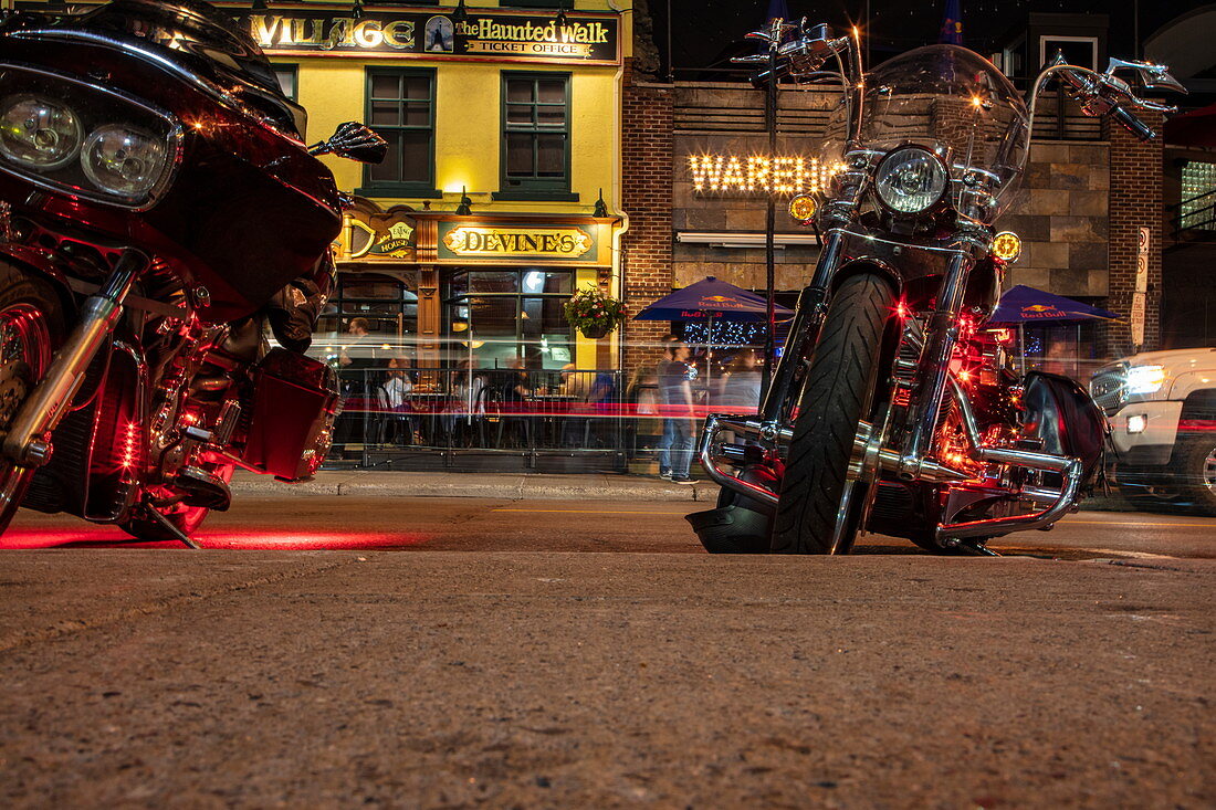 Niedrige Ansicht auf Motorräder und Bars im Szeneviertel ByWard Market bei Nacht, Ottawa, Ontario, Kanada, Nordamerika
