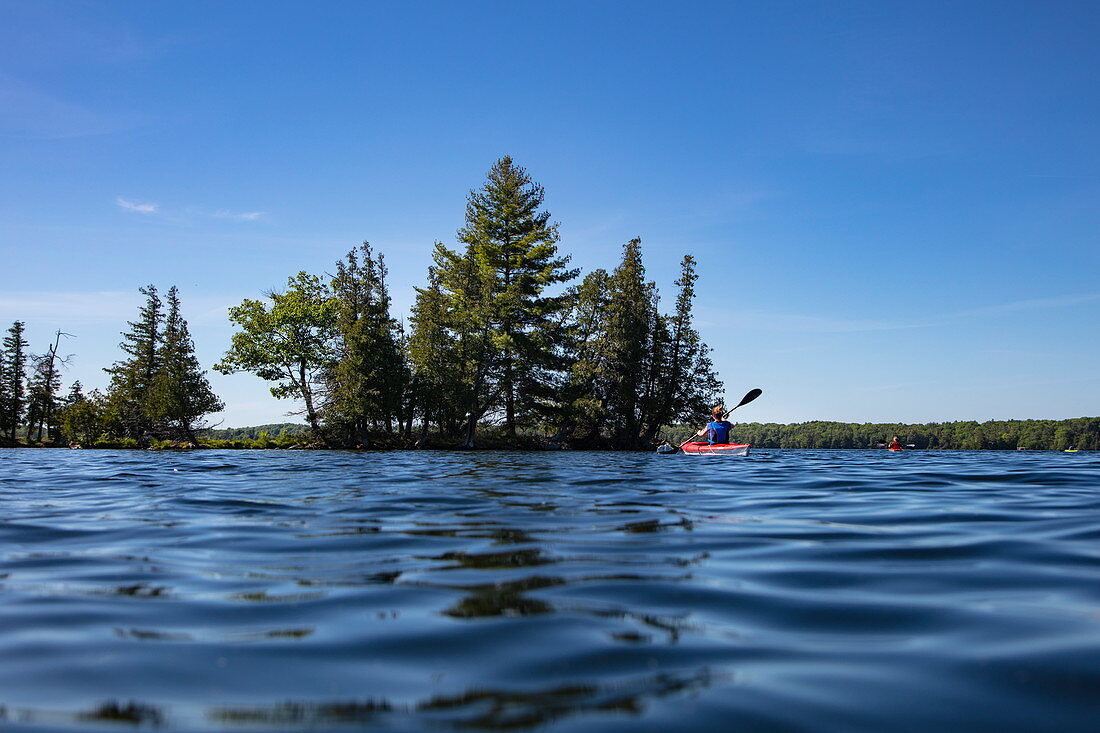 Niedrige Ansicht von der Wasseroberfläche auf ein Kanu am Indian Lake, nahe Chaffey's Lock, Ontario, Kanada, Nordamerika