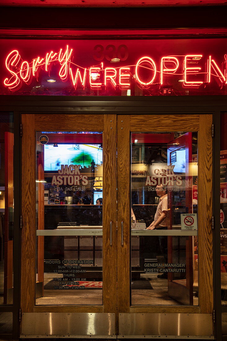 Beleuchtete "Sorry We're Open" Leuchtreklame bei Jack Astor's Bar & Grill bei Nacht, Kingston, Ontario, Kanada, Nordamerika