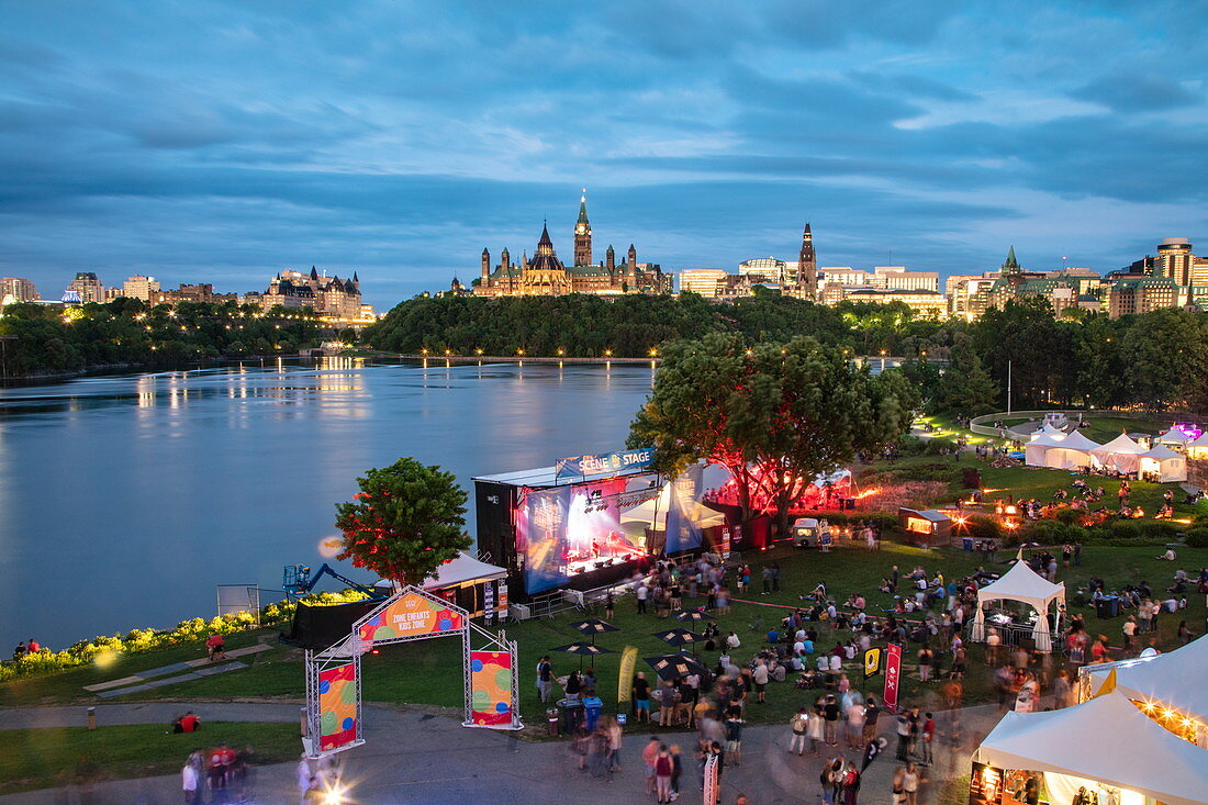 Menschen genießen Musik und Bier beim Gatineau Festibiere Bierfestival mit Blick auf die Skyline der Stadt in der Abenddämmerung, Ottawa, Ontario, Kanada, Nordamerika