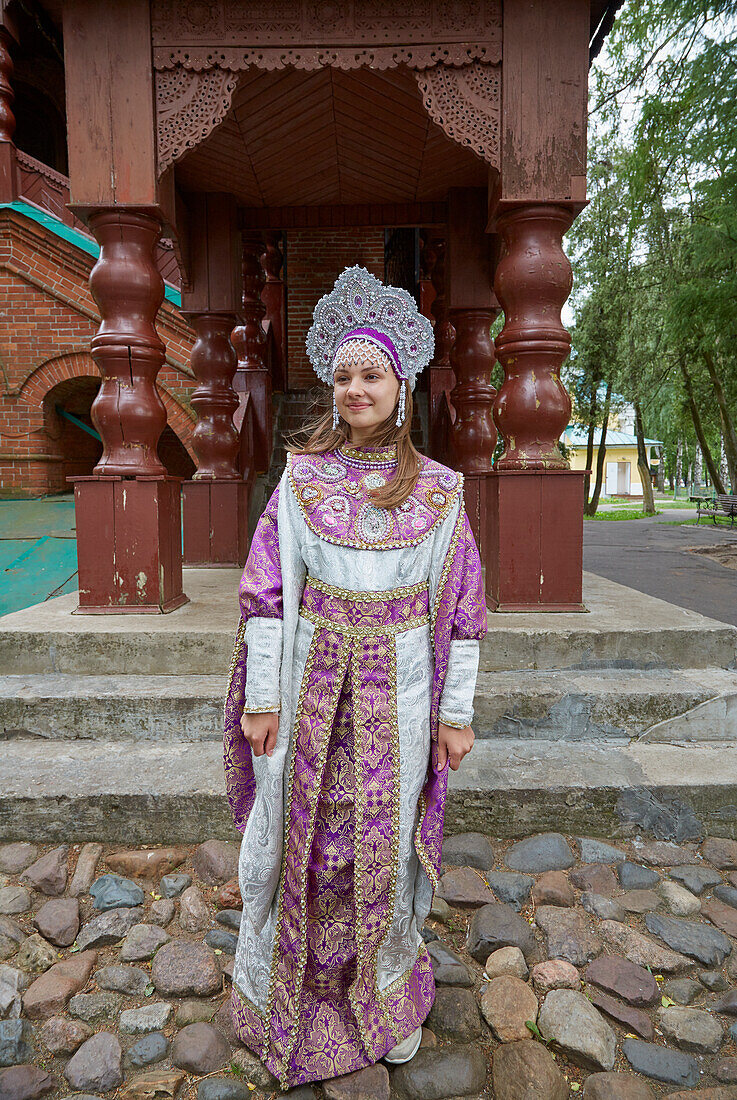 Kreml in Uglitsch an der Wolga, Frau in Tracht vor dem ehemaligen Fürstensitz, Wolga-Ostsee-Wasserweg, Goldener Ring, Russland, Europa