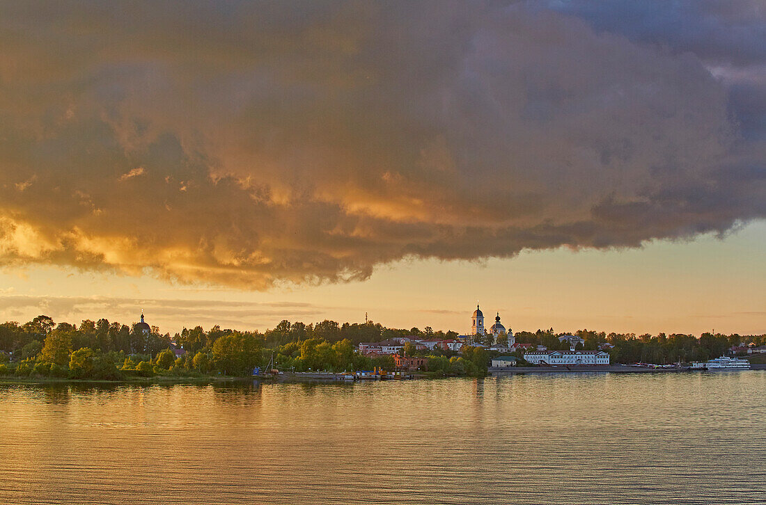 Sonnenuntergang in Myschkin an der Wolga, Oblast Jaroslawl, Russland, Europa