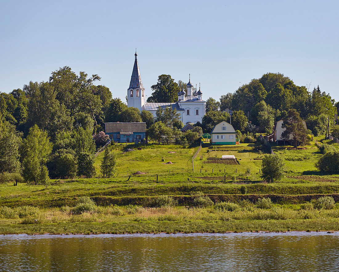 Ortschaft mit Kirche bei Tutajew an der Wolga, Oblast Jaroslawl, Russland, Europa