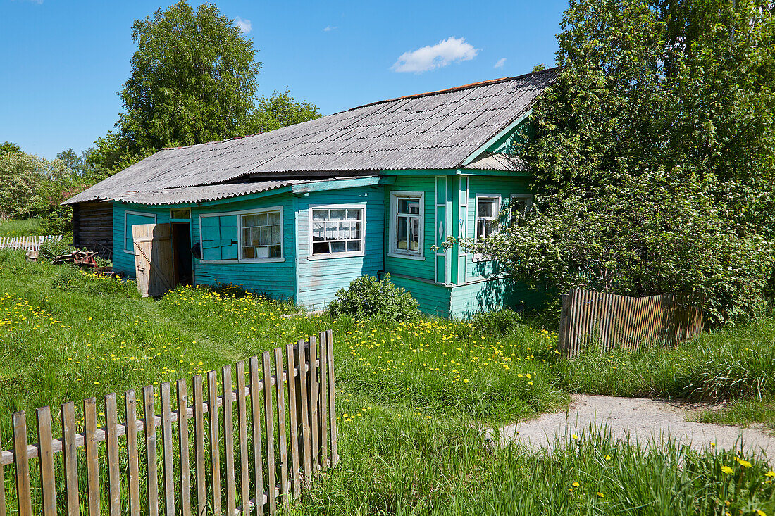 Holzhaus im Dorf Gorizy bei Kirillow, Goritsy, Scheksna, Wolga-Ostsee-Kanal, Oblast Wologda, Russland, Europa