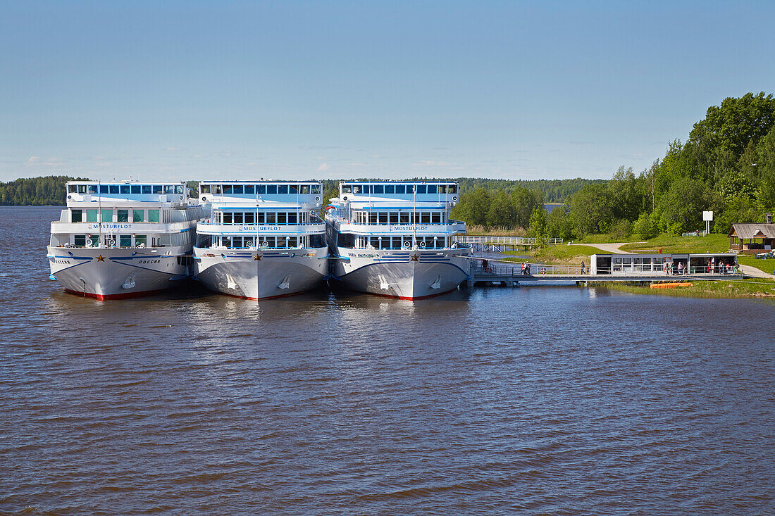 Anlegestelle und Flußkreuzfahrtschiff, Gorizy bei Kirillow, Goritsy, Scheksna, Wolga-Ostsee-Kanal, Oblast Wologda, Russland, Europa