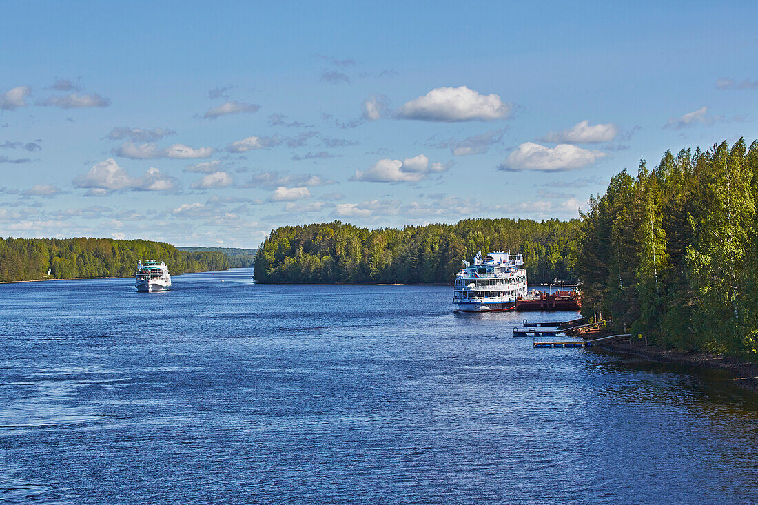 Cruise ship at Verkhniye Mandrogi on the river Svir, Middle Swir, Lenin-Volga-Baltic Canal, Leningrad Oblast, Russia, Europe