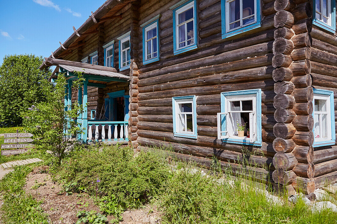 Altrussisches Bauernhaus im Museumsdorf Werchnije Mandrogi am Fluß Swir, Mittlerer Swir, Lenin-Wolga-Ostsee-Kanal, Oblast Leningrad, Russland, Europa