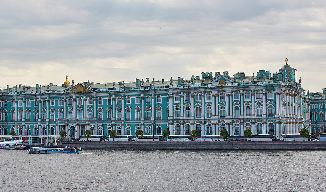 Winterpalast mit Eremitage in St. Petersburg, Palastufer, Newa, Russland, Europa