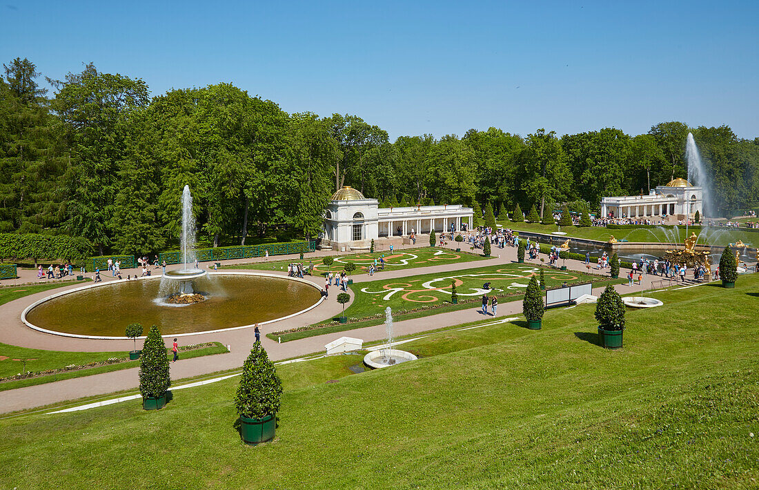 Peterhof, Petergóf bei St. Petersburg, Blick vom Großen Palast zum Unteren Park, Finnischer Meerbusen, Russland, Europa