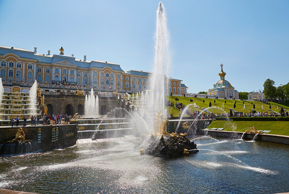 Peterhof bei St. Petersburg, Blick vom Unteren Park zum Großen Palast und der Großen Kaskade, Petergóf, Finnischer Meerbusen, Russland, Europa