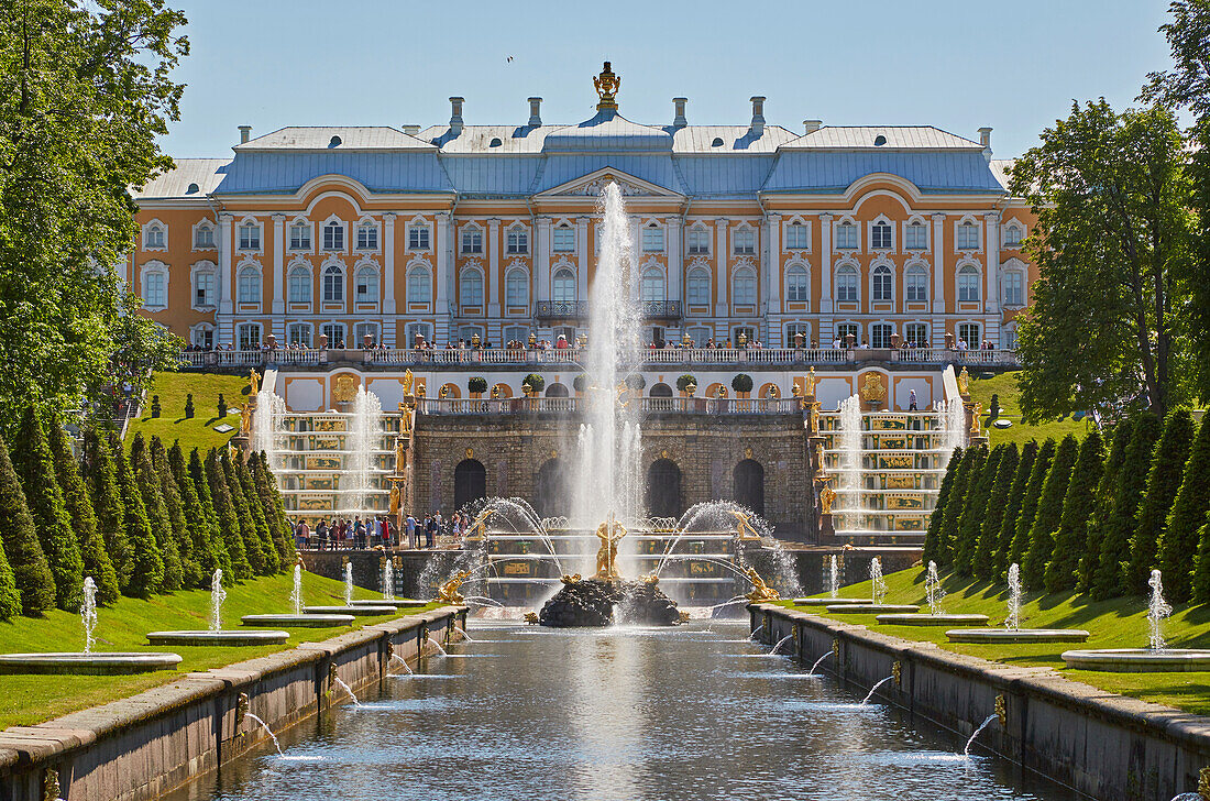 Peterhof, Petergóf near St. Petersburg, view over the Meeresksnal in the Lower Park to the Grand Cascade and the Grand Palace, Gulf of Finland, Russia, Europe