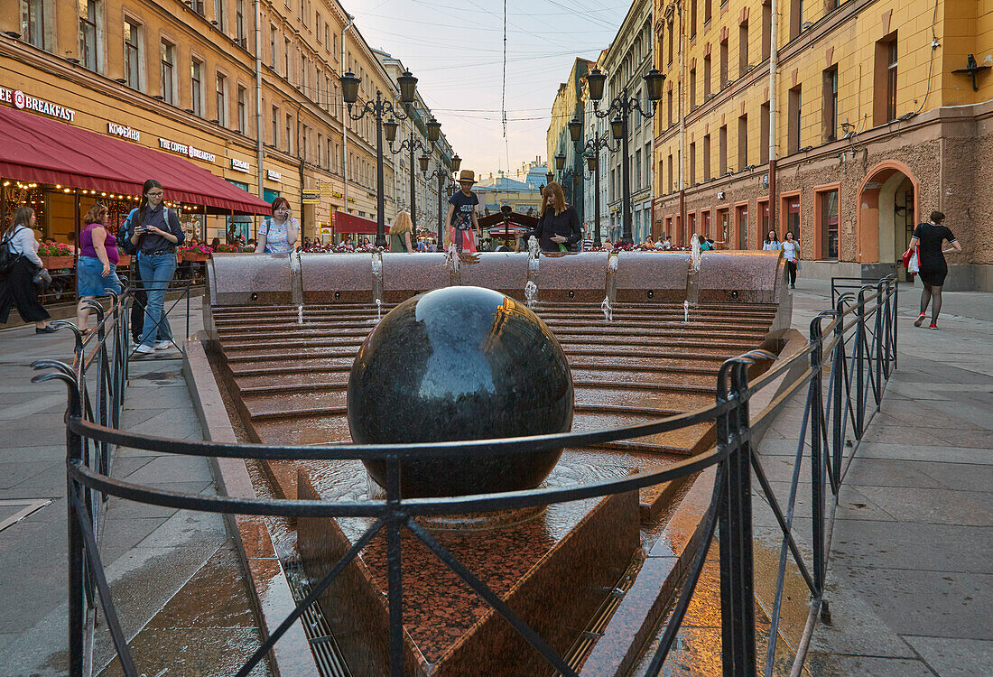 Brunnen in der Malaya Sadovaya ul. in St. Petersburg, Russland, Europa