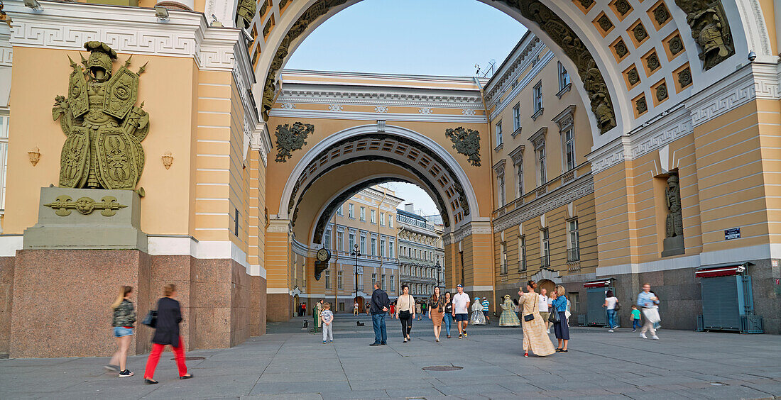 Blick vom Schloßplatz durch den Triumphbogen in die Bolschaja Morskaja, Historisches Zentrum, St. Petersburg, Russland, Europa