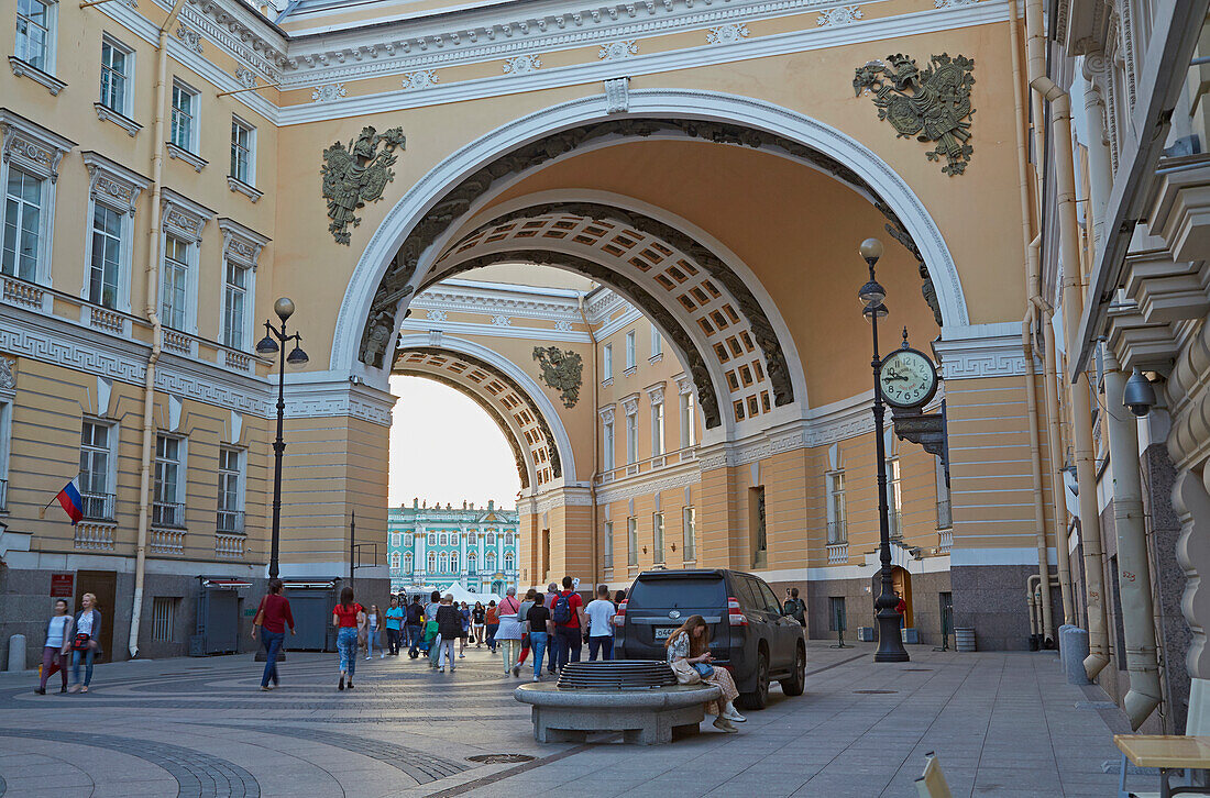 St. Petersburg, Blick von der Bolschaja Morskaja zum Schloßplatz, Triumphbogen, Historisches Zentrum, Russland, Europa